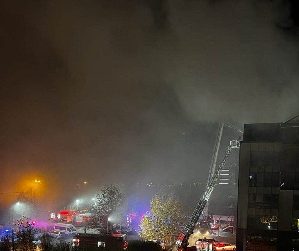 stirimax.ro incendiu major in cartierul albert din ploiesti acoperisul hotelului city pub a luat foc